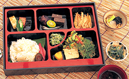 大宜味村の食生活を特徴とした、豆腐や緑黄色野菜が使われたお弁当の写真
