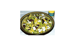 黄色や白、紫色などの彩り豊かなサラダがお皿いっぱいに盛りつけられている写真